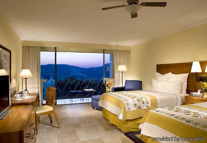 Fiesta Americana Hacienda Ixtapan De La Sal Exterior foto A guest room at the Hilton Los Cabos